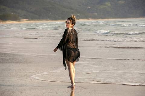 praia de Garopaba sc -nascer do sol na praia - book em Santa Catarina - ensaio em Santa Catarina -menina de biquini – centrinho do rosa – baira-mar – vida sol e mar - surf - mormai'