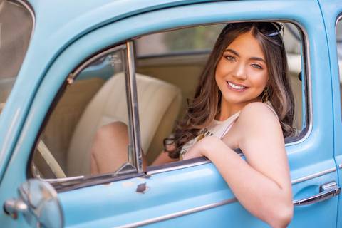 Book de 15 anos em Porto Alegre no pátio casa com fusca azul - Fábio Martins Fotógrafo'