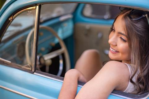 Book de 15 anos em Porto Alegre no pátio casa com fusca azul - Fábio Martins Fotógrafo'