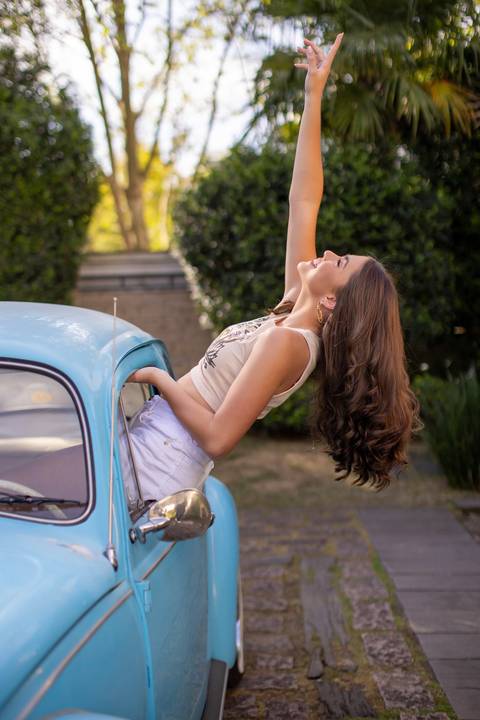Book de 15 anos em Porto Alegre no pátio casa com fusca azul - Fábio Martins Fotógrafo'
