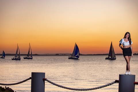 Book de 15 anos em Porto Alegre por do sol no guaíba com barco a velas  - Fábio Martins Fotógrafo'