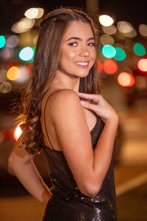 Book de 15 anos em Porto Alegre fotos noturnas com luzes dos carros - Fábio Martins Fotógrafo'