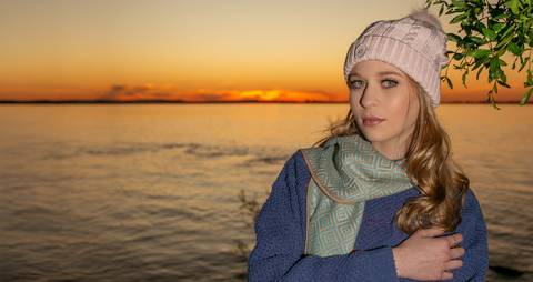 menina calça preta blusa azul com tênis vans ao por do sol na orla do Guaíba com toga bege e cachecol. Fábio Martins fotografo '
