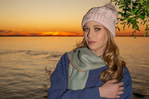 menina calça preta blusa azul com tênis vans ao por do sol na orla do Guaíba com toga bege e cachecol. Fábio Martins fotografo '