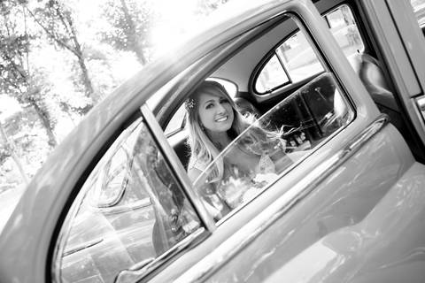 noiva-carro-antigo-noivo-com-padrinhos=noivo-se-arrumandofotografia-de-casamento-ao-ar-livre-no-veleiros-do-sul-em-porto-alegre-fotografo-de-casamento-fotografia-de-casamento-casamento-ao-ar-livre-casamento-de-dia-casamento-a-tarde-fotografia-profissional'