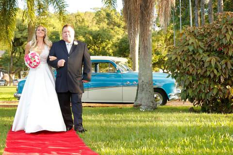 noiva-em-direção-ao-altar-noiva-carro-antigo-noivo-com-padrinhos=noivo-se-arrumandofotografia-de-casamento-ao-ar-livre-no-veleiros-do-sul-em-porto-alegre-fotografo-de-casamento-fotografia-de-casamento-casamento-ao-ar-livre-casamento-de-dia-casamento-a-tar'