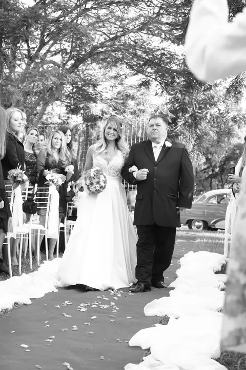 noiva-em-direção-ao-altar-noiva-carro-antigo-noivo-com-padrinhos=noivo-se-arrumandofotografia-de-casamento-ao-ar-livre-no-veleiros-do-sul-em-porto-alegre-fotografo-de-casamento-fotografia-de-casamento-casamento-ao-ar-livre-casamento-de-dia-casamento-a-tar'