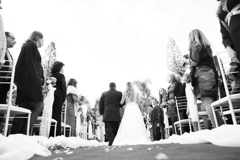 noiva-em-direção-ao-altar-noiva-carro-antigo-noivo-com-padrinhos=noivo-se-arrumandofotografia-de-casamento-ao-ar-livre-no-veleiros-do-sul-em-porto-alegre-fotografo-de-casamento-fotografia-de-casamento-casamento-ao-ar-livre-casamento-de-dia-casamento-a-tar'