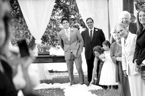 noiva-em-direção-ao-altar-noiva-carro-antigo-noivo-com-padrinhos=noivo-se-arrumandofotografia-de-casamento-ao-ar-livre-no-veleiros-do-sul-em-porto-alegre-fotografo-de-casamento-fotografia-de-casamento-casamento-ao-ar-livre-casamento-de-dia-casamento-a-tar'