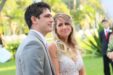 noiva-em-direção-ao-altar-noiva-carro-antigo-noivo-com-padrinhos=noivo-se-arrumandofotografia-de-casamento-ao-ar-livre-no-veleiros-do-sul-em-porto-alegre-fotografo-de-casamento-fotografia-de-casamento-casamento-ao-ar-livre-casamento-de-dia-casamento-a-tar'