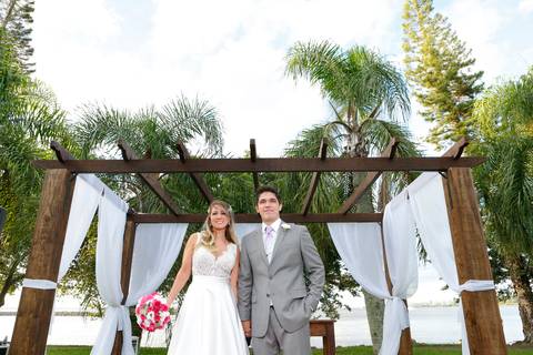 noiva-em-direção-ao-altar-noiva-carro-antigo-noivo-com-padrinhos=noivo-se-arrumandofotografia-de-casamento-ao-ar-livre-no-veleiros-do-sul-em-porto-alegre-fotografo-de-casamento-fotografia-de-casamento-casamento-ao-ar-livre-casamento-de-dia-casamento-a-tar'