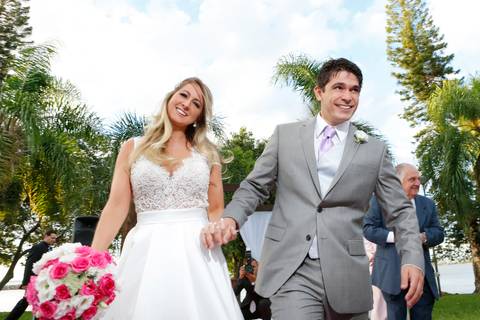 noiva-em-direção-ao-altar-noiva-carro-antigo-noivo-com-padrinhos=noivo-se-arrumandofotografia-de-casamento-ao-ar-livre-no-veleiros-do-sul-em-porto-alegre-fotografo-de-casamento-fotografia-de-casamento-casamento-ao-ar-livre-casamento-de-dia-casamento-a-tar'