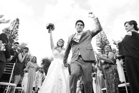 noiva-em-direção-ao-altar-noiva-carro-antigo-noivo-com-padrinhos=noivo-se-arrumandofotografia-de-casamento-ao-ar-livre-no-veleiros-do-sul-em-porto-alegre-fotografo-de-casamento-fotografia-de-casamento-casamento-ao-ar-livre-casamento-de-dia-casamento-a-tar'