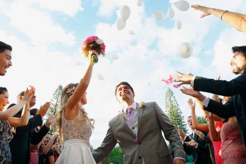 noiva-em-direção-ao-altar-noiva-carro-antigo-noivo-com-padrinhos=noivo-se-arrumandofotografia-de-casamento-ao-ar-livre-no-veleiros-do-sul-em-porto-alegre-fotografo-de-casamento-fotografia-de-casamento-casamento-ao-ar-livre-casamento-de-dia-casamento-a-tar'