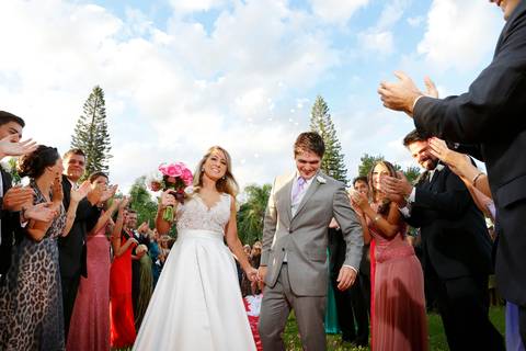 noiva-em-direção-ao-altar-noiva-carro-antigo-noivo-com-padrinhos=noivo-se-arrumandofotografia-de-casamento-ao-ar-livre-no-veleiros-do-sul-em-porto-alegre-fotografo-de-casamento-fotografia-de-casamento-casamento-ao-ar-livre-casamento-de-dia-casamento-a-tar'