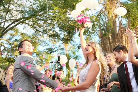 noiva-em-direção-ao-altar-noiva-carro-antigo-noivo-com-padrinhos=noivo-se-arrumandofotografia-de-casamento-ao-ar-livre-no-veleiros-do-sul-em-porto-alegre-fotografo-de-casamento-fotografia-de-casamento-casamento-ao-ar-livre-casamento-de-dia-casamento-a-tar'