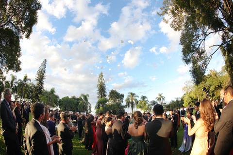 noiva-em-direção-ao-altar-noiva-carro-antigo-noivo-com-padrinhos=noivo-se-arrumandofotografia-de-casamento-ao-ar-livre-no-veleiros-do-sul-em-porto-alegre-fotografo-de-casamento-fotografia-de-casamento-casamento-ao-ar-livre-casamento-de-dia-casamento-a-tar'