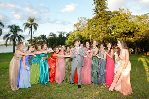noiva-em-direção-ao-altar-noiva-carro-antigo-noivo-com-padrinhos=noivo-se-arrumandofotografia-de-casamento-ao-ar-livre-no-veleiros-do-sul-em-porto-alegre-fotografo-de-casamento-fotografia-de-casamento-casamento-ao-ar-livre-casamento-de-dia-casamento-a-tar'