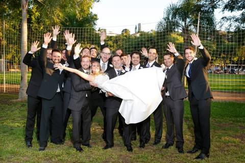 noiva-em-direção-ao-altar-noiva-carro-antigo-noivo-com-padrinhos=noivo-se-arrumandofotografia-de-casamento-ao-ar-livre-no-veleiros-do-sul-em-porto-alegre-fotografo-de-casamento-fotografia-de-casamento-casamento-ao-ar-livre-casamento-de-dia-casamento-a-tar'