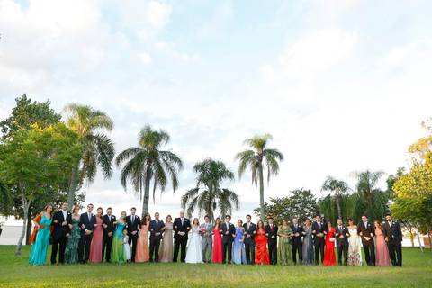 noiva-com-madrinhas-em-casamento-ao-ar-livre-noiva-em-direção-ao-altar-noiva-carro-antigo-noivo-com-padrinhos=noivo-se-arrumandofotografia-de-casamento-ao-ar-livre-no-veleiros-do-sul-em-porto-alegre-fotografo-de-casamento-fotografia-de-casamento-casamento'