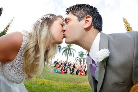 noiva-em-direção-ao-altar-noiva-carro-antigo-noivo-com-padrinhos=noivo-se-arrumandofotografia-de-casamento-ao-ar-livre-no-veleiros-do-sul-em-porto-alegre-fotografo-de-casamento-fotografia-de-casamento-casamento-ao-ar-livre-casamento-de-dia-casamento-a-tar'