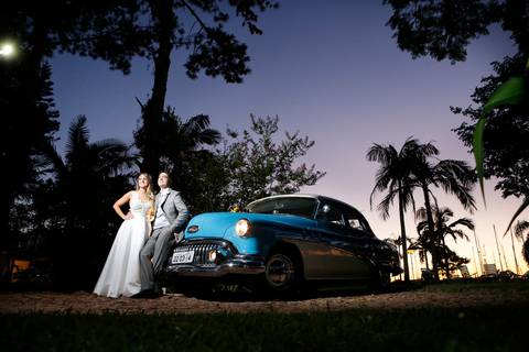 noiva-em-direção-ao-altar-noiva-carro-antigo-noivo-com-padrinhos=noivo-se-arrumandofotografia-de-casamento-ao-ar-livre-no-veleiros-do-sul-em-porto-alegre-fotografo-de-casamento-fotografia-de-casamento-casamento-ao-ar-livre-casamento-de-dia-casamento-a-tar'