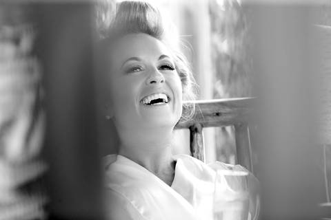 fotografia-making-of-noiva-na-praia-do-rosa-casamento-na-beira-da-praia-festa-lual-praia-do-rosa-santa-catarina-sal-e-mar-fotografia-de-casamento-na-praia-fotografo-de-casamento-fabio-martins-foto-equipe-fotografo-casamento-praia'