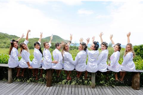 fotografia-making-of-noiva-na-praia-do-rosa-casamento-na-beira-da-praia-festa-lual-praia-do-rosa-santa-catarina-sal-e-mar-fotografia-de-casamento-na-praia-fotografo-de-casamento-fabio-martins-foto-equipe-fotografo-casamento-praia'