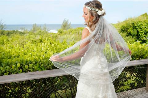 fotografia-making-of-noiva-na-praia-do-rosa-casamento-na-beira-da-praia-festa-lual-praia-do-rosa-santa-catarina-sal-e-mar-fotografia-de-casamento-na-praia-fotografo-de-casamento-fabio-martins-foto-equipe-fotografo-casamento-praia'