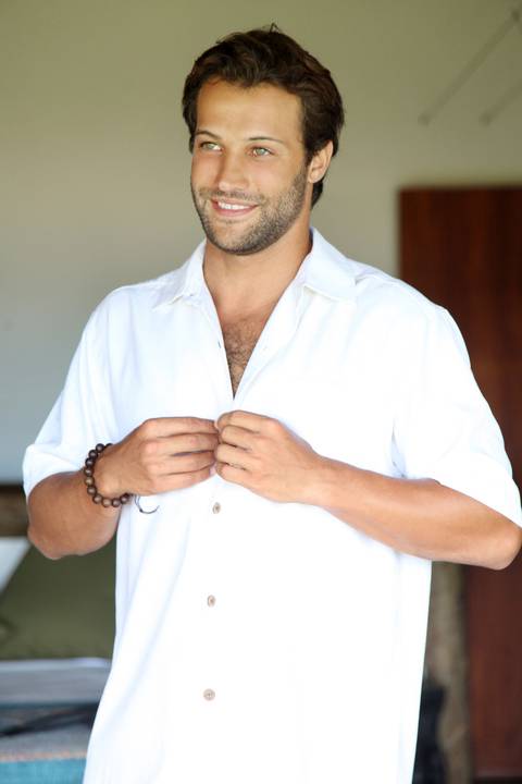 making-of-noivo-se-arrumando-para-o-casamento-na-praia-do-rosa-em-santa-catarina-fotografia-making-of-noiva-na-praia-do-rosa-casamento-na-beira-da-praia-festa-lual-praia-do-rosa-santa-catarina-sal-e-mar-fotografia-de-casamento-na-praia-fotografo-de-casame'