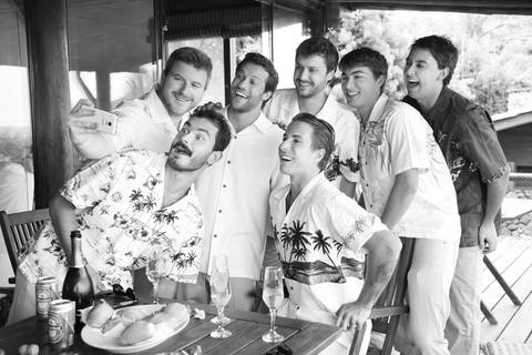 making-of-noivo-se-arrumando-para-o-casamento-na-praia-do-rosa-em-santa-catarina-fotografia-making-of-noiva-na-praia-do-rosa-casamento-na-beira-da-praia-festa-lual-praia-do-rosa-santa-catarina-sal-e-mar-fotografia-de-casamento-na-praia-fotografo-de-casame'