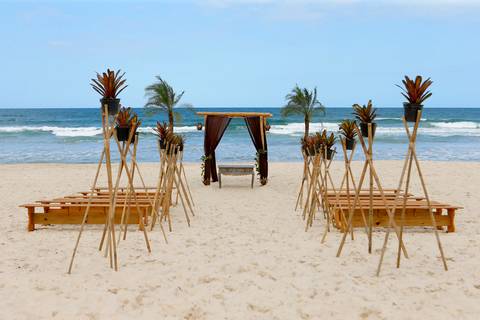 decoração-casamento-na-praia-do-rosa-na-beira-da-praia-festa-lual-making-of-noivo-se-arrumando-para-o-casamento-na-praia-do-rosa-em-santa-catarina-fotografia-making-of-noiva-na-praia-do-rosa-casamento-na-beira-da-praia-festa-lual-praia-do-rosa-santa-catar'