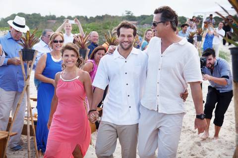 convidados-vestimenta-festa-casamento-na-beira-da-praia-do-rosa-sal-e-mar-making-of-noivo-se-arrumando-para-o-casamento-na-praia-do-rosa-em-santa-catarina-fotografia-making-of-noiva-na-praia-do-rosa-casamento-na-beira-da-praia-festa-lual-praia-do-rosa-san'