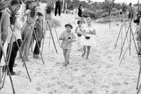 convidados-vestimenta-festa-casamento-na-beira-da-praia-do-rosa-sal-e-mar-making-of-noivo-se-arrumando-para-o-casamento-na-praia-do-rosa-em-santa-catarina-fotografia-making-of-noiva-na-praia-do-rosa-casamento-na-beira-da-praia-festa-lual-praia-do-rosa-san'