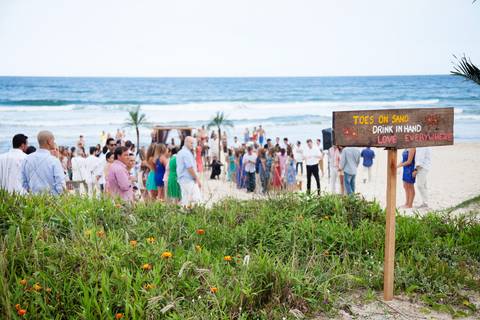 convidados-vestimenta-festa-casamento-na-beira-da-praia-do-rosa-sal-e-mar-making-of-noivo-se-arrumando-para-o-casamento-na-praia-do-rosa-em-santa-catarina-fotografia-making-of-noiva-na-praia-do-rosa-casamento-na-beira-da-praia-festa-lual-praia-do-rosa-san'