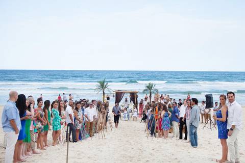 convidados-vestimenta-festa-casamento-na-beira-da-praia-do-rosa-sal-e-mar-making-of-noivo-se-arrumando-para-o-casamento-na-praia-do-rosa-em-santa-catarina-fotografia-making-of-noiva-na-praia-do-rosa-casamento-na-beira-da-praia-festa-lual-praia-do-rosa-san'