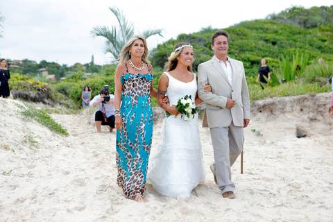 noiva-chegando-ao-altar-na-beira-da-praia-convidados-vestimenta-festa-casamento-na-beira-da-praia-do-rosa-sal-e-mar-making-of-noivo-se-arrumando-para-o-casamento-na-praia-do-rosa-em-santa-catarina-fotografia-making-of-noiva-na-praia-do-rosa-casamento-na-b'