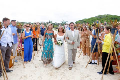 noiva-chegando-ao-altar-na-beira-da-praia-convidados-vestimenta-festa-casamento-na-beira-da-praia-do-rosa-sal-e-mar-making-of-noivo-se-arrumando-para-o-casamento-na-praia-do-rosa-em-santa-catarina-fotografia-making-of-noiva-na-praia-do-rosa-casamento-na-b'