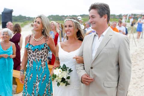 noiva-chegando-ao-altar-na-beira-da-praia-convidados-vestimenta-festa-casamento-na-beira-da-praia-do-rosa-sal-e-mar-making-of-noivo-se-arrumando-para-o-casamento-na-praia-do-rosa-em-santa-catarina-fotografia-making-of-noiva-na-praia-do-rosa-casamento-na-b'