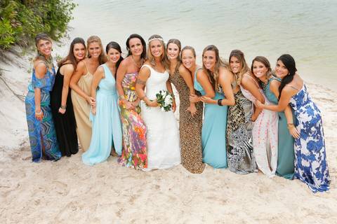 noiva-beijando-noivo-casal-se-beijando-na-praia-noiva-chegando-ao-altar-na-beira-da-praia-convidados-vestimenta-festa-casamento-na-beira-da-praia-do-rosa-sal-e-mar-making-of-noivo-se-arrumando-para-o-casamento-na-praia-do-rosa-em-santa-catarina-fotografia'