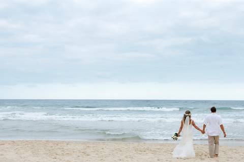 noiva-beijando-noivo-casal-se-beijando-na-praia-noiva-chegando-ao-altar-na-beira-da-praia-convidados-vestimenta-festa-casamento-na-beira-da-praia-do-rosa-sal-e-mar-making-of-noivo-se-arrumando-para-o-casamento-na-praia-do-rosa-em-santa-catarina-fotografia'