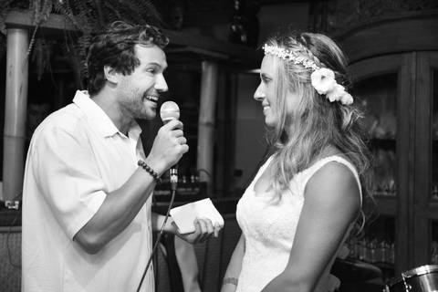 noiva-beijando-noivo-casal-se-beijando-na-praia-noiva-chegando-ao-altar-na-beira-da-praia-convidados-vestimenta-festa-casamento-na-beira-da-praia-do-rosa-sal-e-mar-making-of-noivo-se-arrumando-para-o-casamento-na-praia-do-rosa-em-santa-catarina-fotografia'