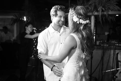 noiva-beijando-noivo-casal-se-beijando-na-praia-noiva-chegando-ao-altar-na-beira-da-praia-convidados-vestimenta-festa-casamento-na-beira-da-praia-do-rosa-sal-e-mar-making-of-noivo-se-arrumando-para-o-casamento-na-praia-do-rosa-em-santa-catarina-fotografia'