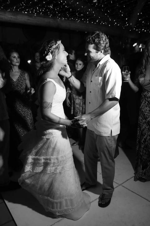 noiva-beijando-noivo-casal-se-beijando-na-praia-noiva-chegando-ao-altar-na-beira-da-praia-convidados-vestimenta-festa-casamento-na-beira-da-praia-do-rosa-sal-e-mar-making-of-noivo-se-arrumando-para-o-casamento-na-praia-do-rosa-em-santa-catarina-fotografia'