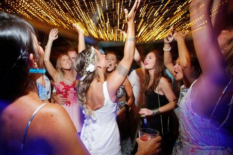 noiva-beijando-noivo-casal-se-beijando-na-praia-noiva-chegando-ao-altar-na-beira-da-praia-convidados-vestimenta-festa-casamento-na-beira-da-praia-do-rosa-sal-e-mar-making-of-noivo-se-arrumando-para-o-casamento-na-praia-do-rosa-em-santa-catarina-fotografia'