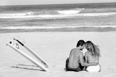 noiva-beijando-noivo-casal-se-beijando-na-praia-noiva-chegando-ao-altar-na-beira-da-praia-convidados-vestimenta-festa-casamento-na-beira-da-praia-do-rosa-sal-e-mar-making-of-noivo-se-arrumando-para-o-casamento-na-praia-do-rosa-em-santa-catarina-fotografia'