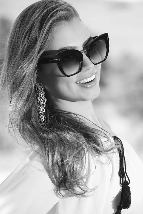 maquiagem-menina-sorrindo-com-oculos-escuros-fotografia-em-preto-e-branco-de-book-de-quinze-anos-fotografia-na-vinicola-laurentia-book-de-15-anos-na-vinicola-laurentia-fotografo-de-15-anos-fotografo-fabio-martins-fm-fotoequipe-fotografia-barra-do-ribeiro'