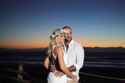 FOTOGRAFIA-NA-PRAIA-DE-GAROPABA-E-PRAIA-DO-ROSA-PRÉ-WEDDING-fotos-na-praia-do-rosa-ao-nascer-do-sol-noiva-com-coroa-de-flores-naturais-nascer-do-sol-na-praia-noiva-noivo-casamento-noiva-de-branco-casal-de-noivos-de-branco-ensaio-na-praia-santa-catarina'