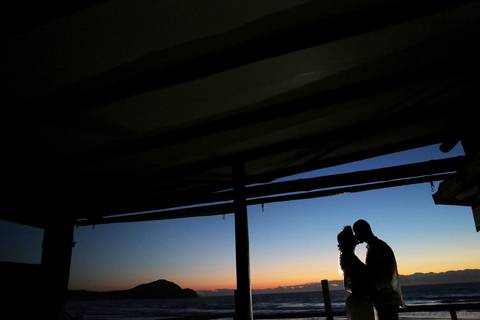 FOTOGRAFIA-NA-PRAIA-DE-GAROPABA-E-PRAIA-DO-ROSA-PRÉ-WEDDING-fotos-casal-na-praia-do-rosa-fotos-casal-silhueta-fotos-casal-ao-nascer-do-sol-na-praia-do-rosa-e-praia-garopaba-casal-se-beijando-nascer-do-sol-silhueta-se-beijando-silhueta-casal-nascer-do-sol'