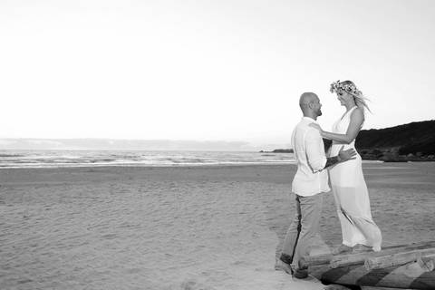 FOTOGRAFIA-NA-PRAIA-DE-GAROPABA-E-PRAIA-DO-ROSA-PRÉ-WEDDING-fotos-de-casal-na-praia-do-rosa-em-preto-branco-noiva-com-coroa-de-flores-naturais-casal-noivo-noiva-abraçados-beira-da-praia-noivos-se-olhando-na-areia-santa-catarina-noiva-noivo-de-branco-fotos'